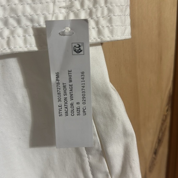 NWT Gloria Vanderbilt Vacation Pleated White Cuffed Belted Shorts - Picture 2 of 6